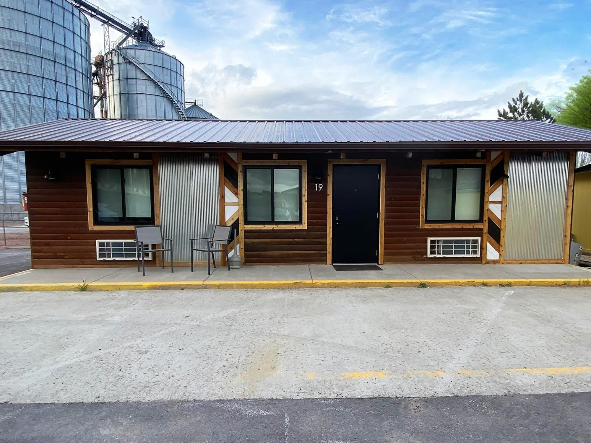 Hansen Inn & Cabins Wall Exterior photo